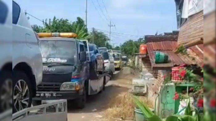 Video viral warga Desa Sumurgeneng, Kecamatan Jenu, Kabupaten Tuban, beli mobil ramai-ramai.