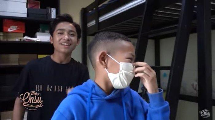 Betrand Peto ajak sang adik, Kevin melihat kamarnya.