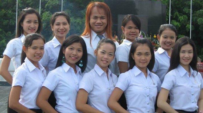 Bow saat bersama teman-temannya