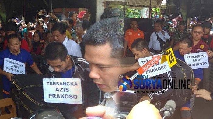 Pelaku pembunuhan disertai mutilasi, Aris dan Azis, naik sepeda motor memeragakan membawa koper dan kepala korban Budi Hartanto untuk dibuang saat rekonstruksi di Kediri, Rabu (24/4/2019).