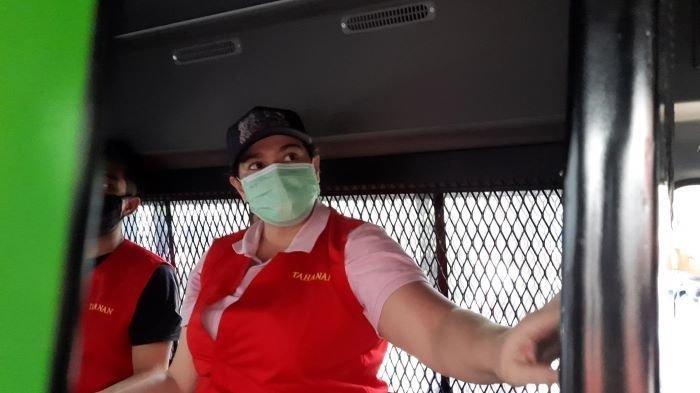 Catherine Wilson mengenakan rompi tahanan di mobil tahanan kejaksaan