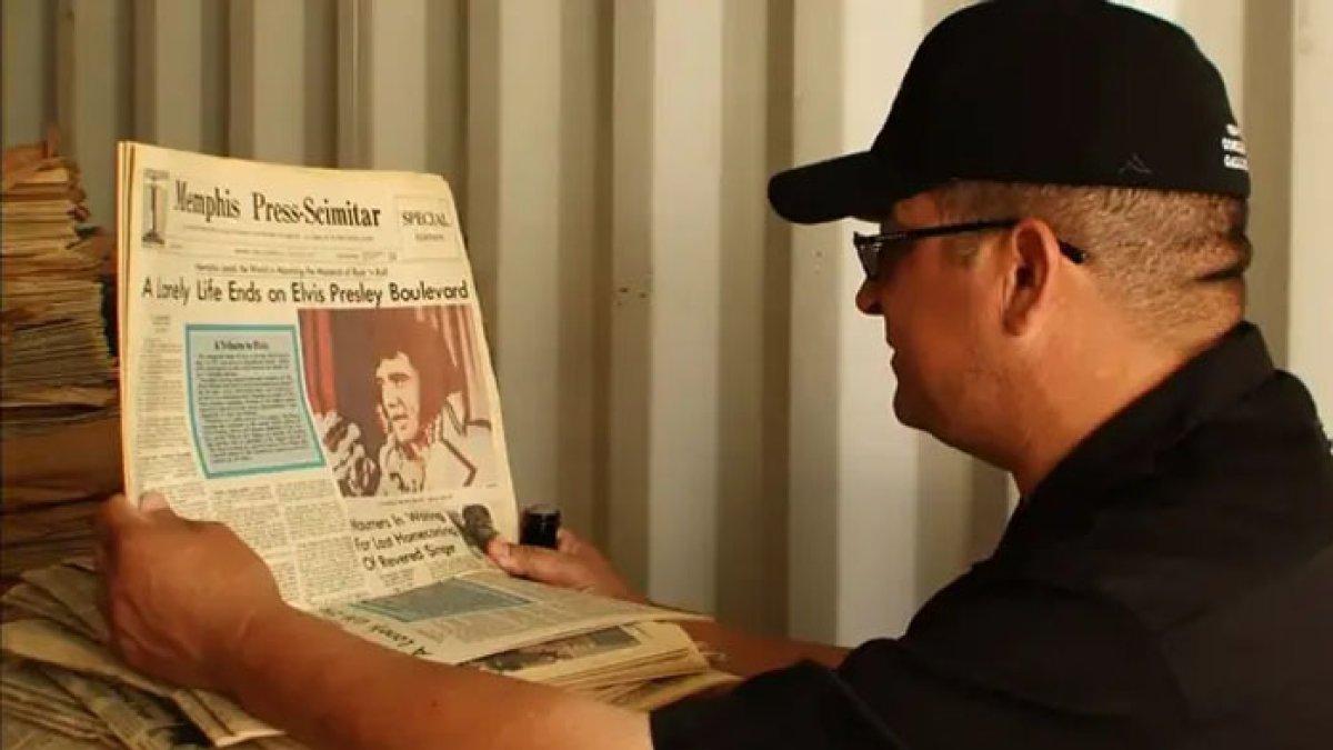 Dave Hester mendapatkan koran bekas edisi spesial.