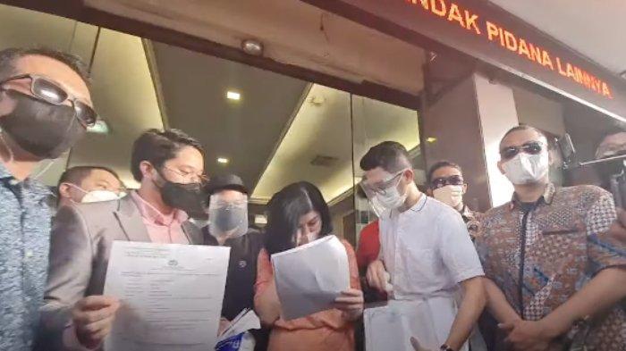 Desiree Tarigan nangis saat bantah tudingan Hotma Sitompul