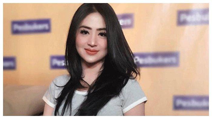 Dewi Perssik.