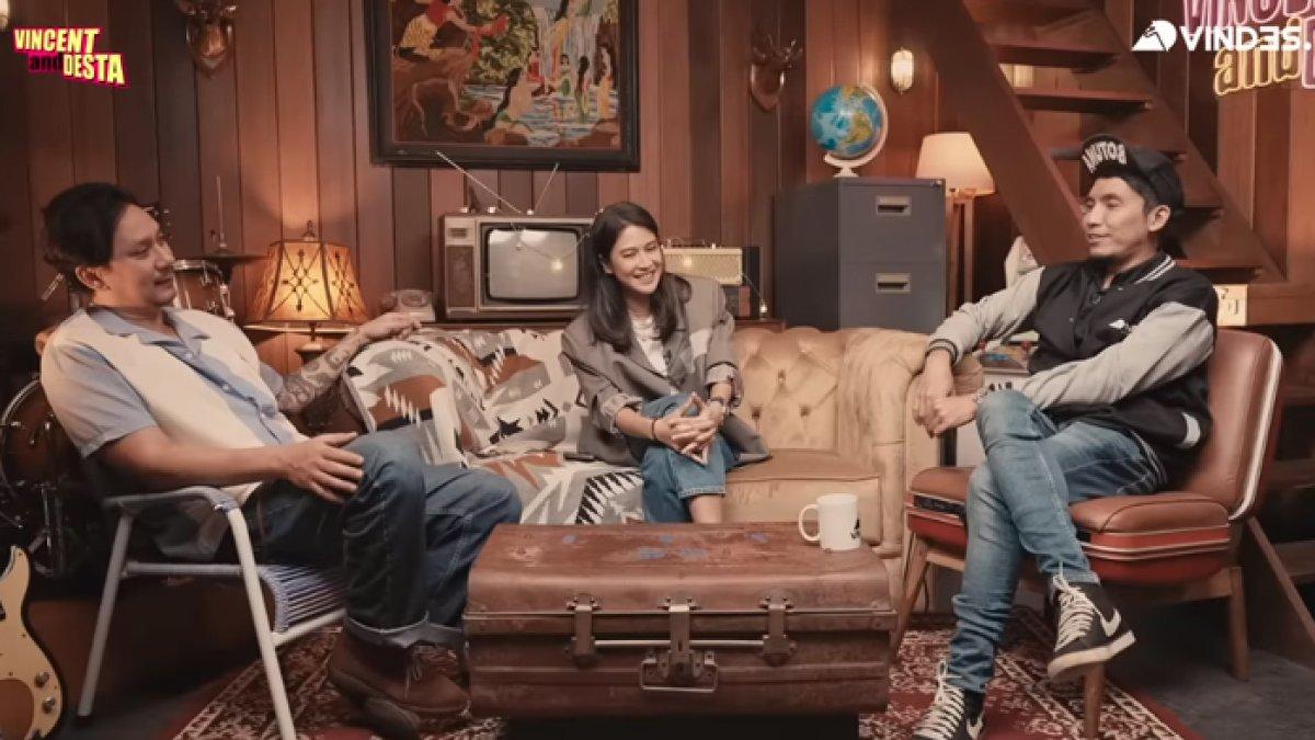 Dian Sastro di YouTube Vindes.