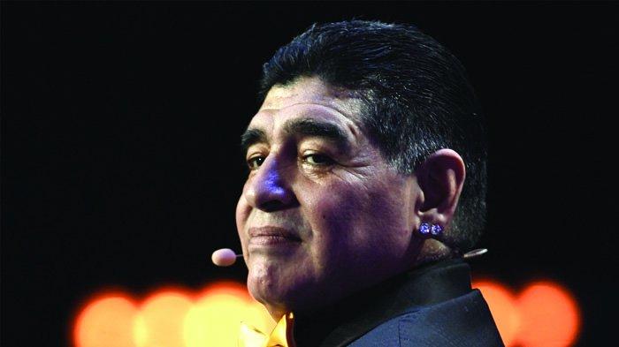 Gambar ini diambil pada tanggal 1 Desember 2017, mantan pesepakbola Argentina Diego Maradona berpose di atas panggung menjelang undian final turnamen sepak bola Piala Dunia FIFA 2018 di Istana Negara Kremlin di Moskow. Legenda sepak bola Argentina Diego Maradona