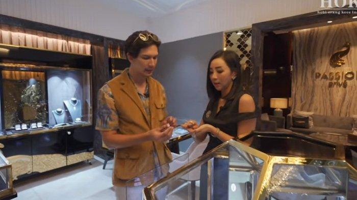 Dimas Beck bahas berlian dengan Airyn Tanu.