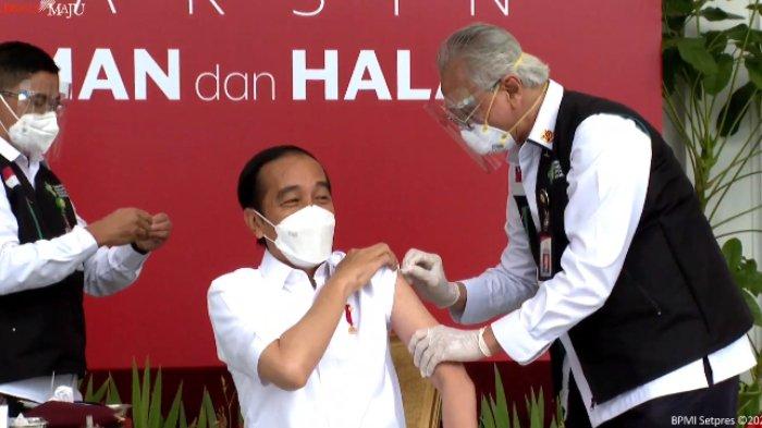 Dokter membersihkan bagian tubuh Presiden Jokowi yang akan disuntik