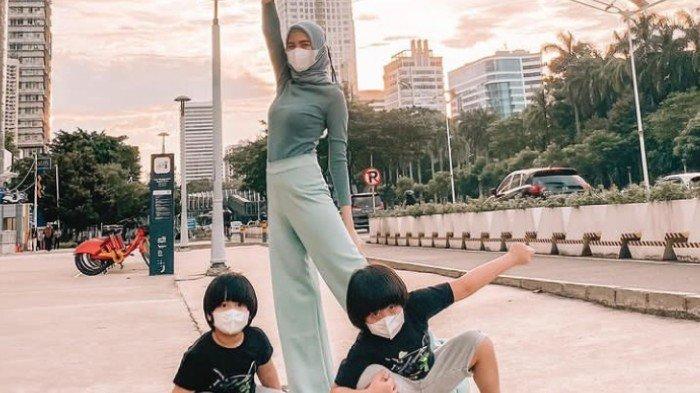 Donita sibuk mengurus buah hati