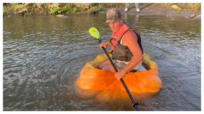 Duane Hansen, Petani asal Nebraska pecahkan rekor mengarungi Sungai Missouri menggunakan perahu labunya sejauh 61km