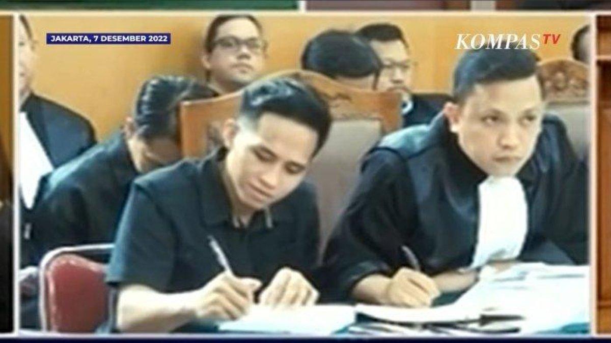 Ekspresi Bharada Richard Eliezer (Bharada E) sesaat setelah mendengar kesaksian Ferdy Sambo dalam sidang lanjutan kasus pembunuhan berencana terhadap Nofriansyah Yosua Hutabarat (Brigadir J), Rabu (7/12/2022).