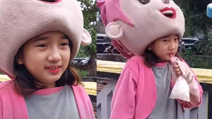 Elin gadis cantik yang jadi badut di lampu merah.