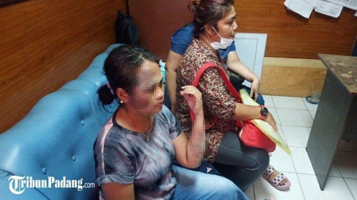 EY saat melaporkan suaminya ke Polresta Padang