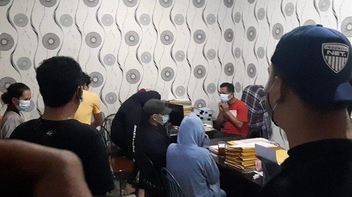 Foto artis yang diduga terlibat kasus prostitusi online menjalani pemeriksaan