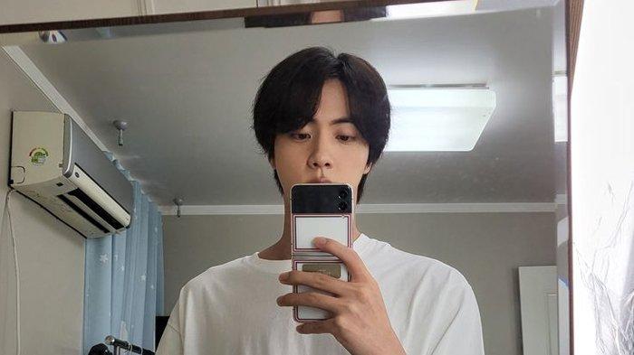 Foto selfie Jin BTS yang hari ini berulang tahun.