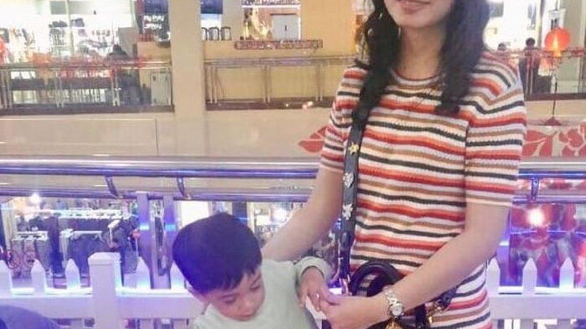 Gaya Selvi Ananda dengan Tshirt dress berwarna multicolor saat pergi ke Mall