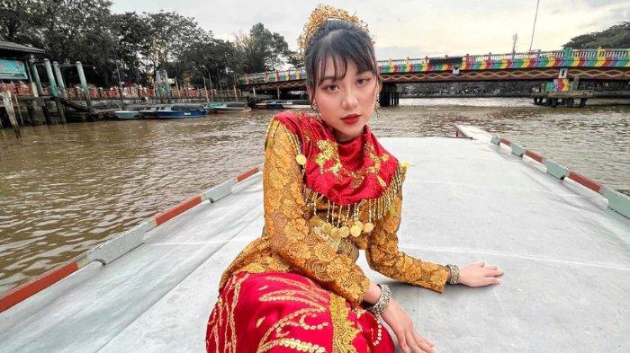 Ghea tampil cantik dengan pakaian adat Banjar.