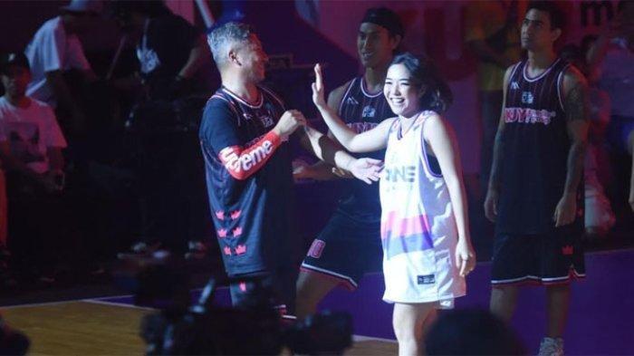 Gisella Anastasia dan Gading Marten saat main basket bareng di Mahaka Square, Jakarta Utara, Sabtu (15/10/2022).