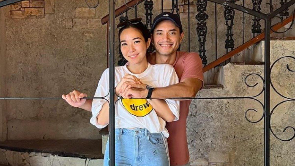 Gisella Anastasia dapat pelukan romantis dari Rino Soedarjo.