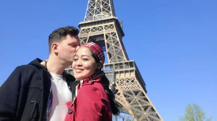 Gracia Indri harmonis bersama sang suami.