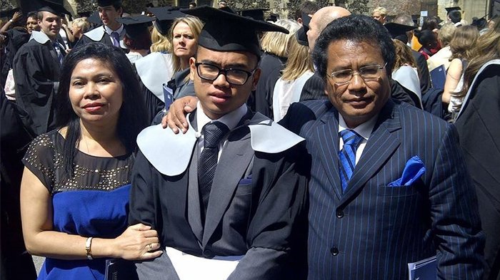 Hotman Paris bersama istri di wisuda sang anak