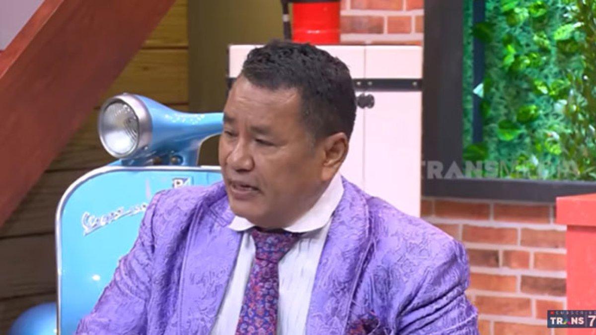 Hotman Paris mengaku selalu pisah pesawat dengan istri dan anak-anaknya saat bepergian.