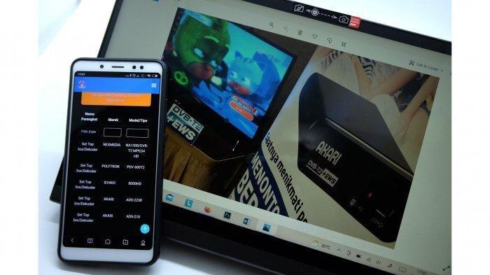 Ilustrasi Perangkat set top box yang sudah mendapat sertifikat dari Kominfo dan tercatat antara lain Akari Set Top Box ADS-2230. Dalam distribusi STB subsidi Kominfo bekerja sama dengan para Kepala Dinas Sosial, Komisi Penyiaran Indonesia Daerah (KPID), dan Balai Monitor Spektrum Frekuensi Radio