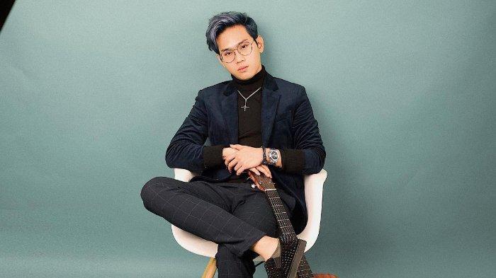 Indra Kenz dilaporkan atas kasus dugaan penipuan berkedok trading binary option Binomo.