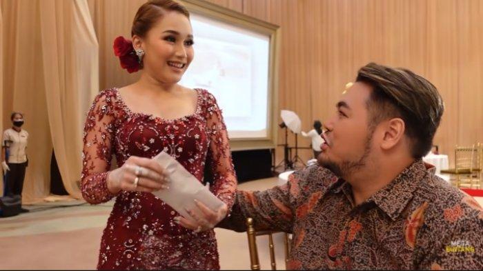 Ivan Gunawan dan Ayu Ting Ting berikan amplop tebal untuk Syifa dan Nanda