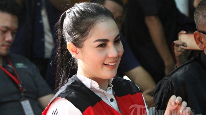 Penampilan Jennifer Dunn saat jalani sidang kasus narkoba.