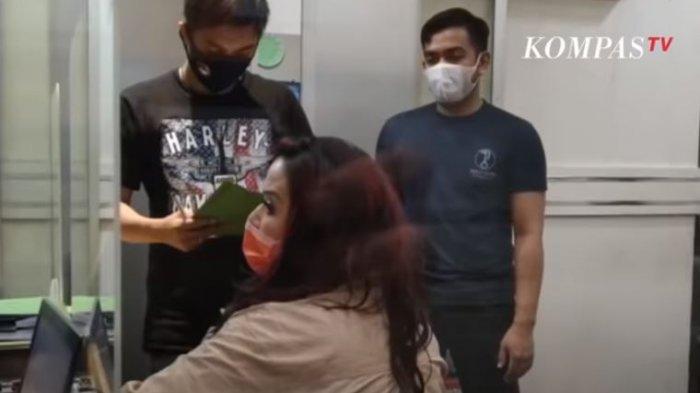 Jennifer Jill saat jalani pemeriksaan kasus narkoba