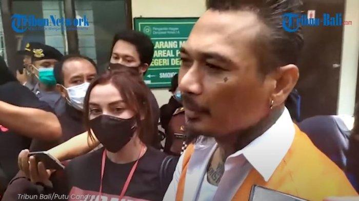 Jerinx dan Nora Alexandra setelah persidangan kasus