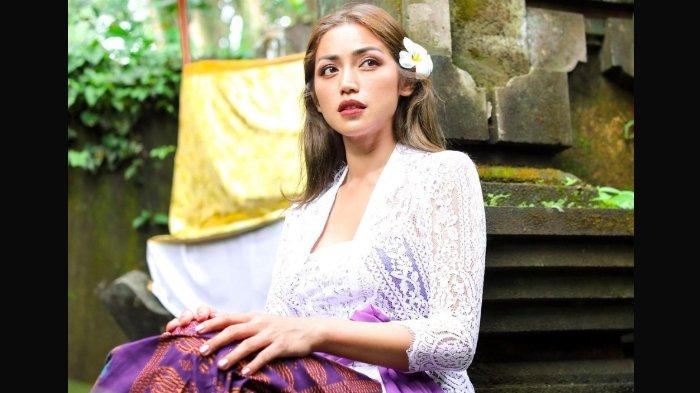 Jessica Iskandar kenakan pakaian khas Bali