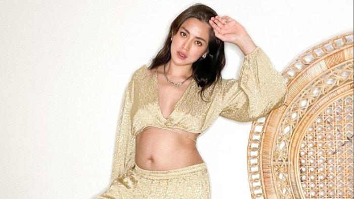 Jessica Iskandar pamerkan baby bump kehamilan.