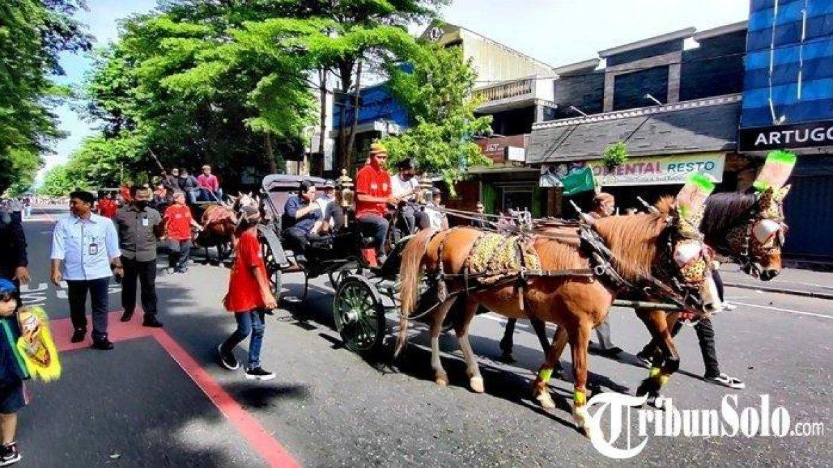 Suasana gladi bersih kirab dari Loji Gandrung ke Pura Mangkunegaran. - Terdapat puluhan ekor kuda yang disiapkan dalam prosesi kirab pengantin pada pernikahan Kaesang Pangarep dan Erina Gudono.