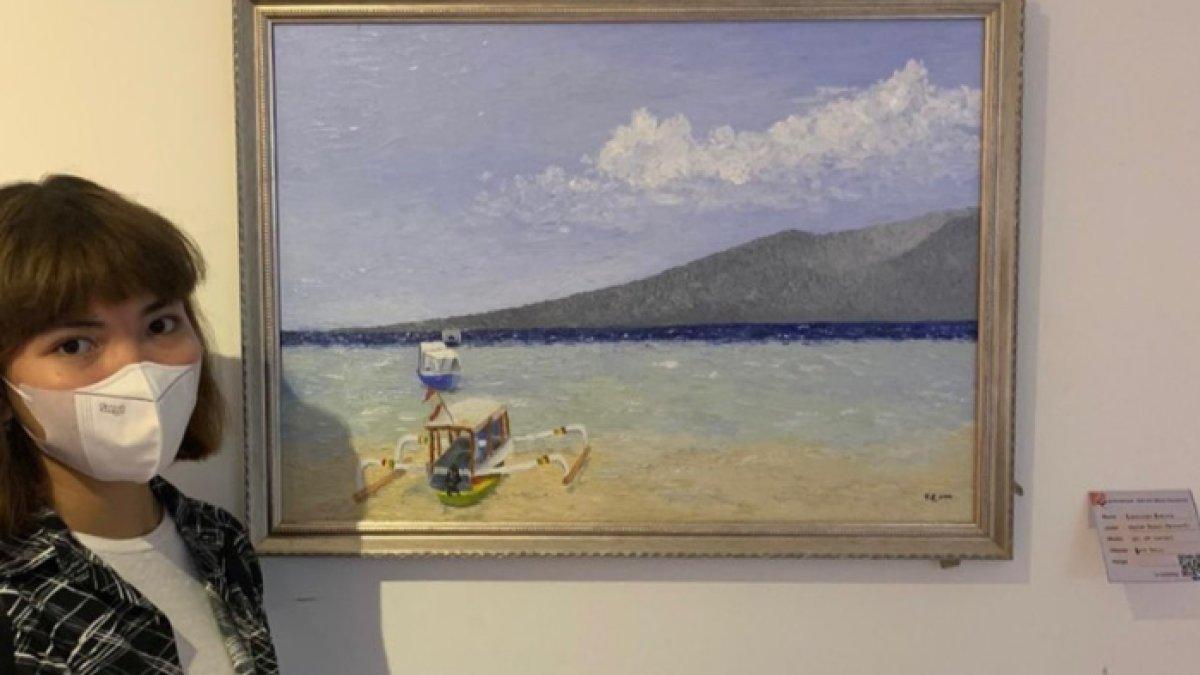 Karnisya hobi melukis dan fotografi.