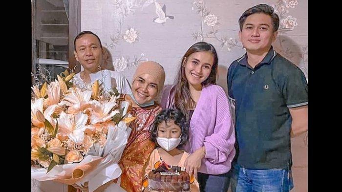 Kejutan ulang tahun ibunda Ayu Ting Ting, Umi Kalsum