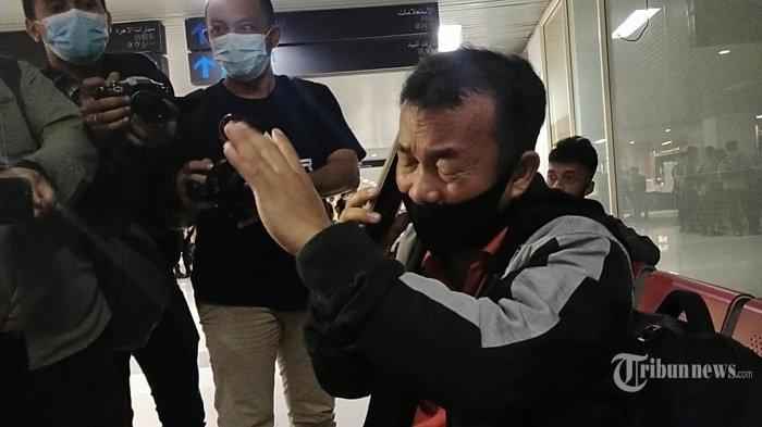 Keluarga korban jatuhnya pesawat Sriwijaya Air SJ182 Yaman Zai menangis histeris di Bandara Supadio, Pontianak, Kalbar, Sabtu (9/1/2021). Istri dan 3 anak Yaman Zai diduga menjadi korban jatuhnya pesawat Sriwijaya Air SJ182 di perairan Pulai Laki, Kepulauan Seribu, DKI Jakarta, pada pukul 14.30 WIB