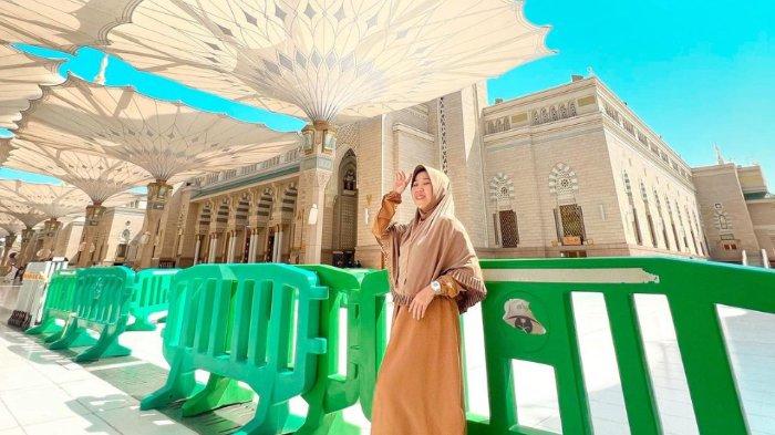 Kiky Saputri beribadah umrah.