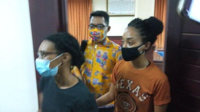 Kristen Antoinette Gray (baju hitam) dan pasangannya Saundra Michelle Alexander (baju kuning) di Kanim Denpasar, Selasa (19/1/2021).