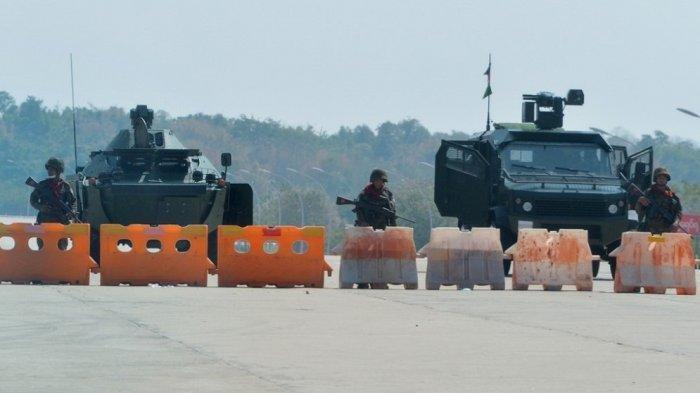Tentara berjaga di jalan yang diblokade menuju parlemen Myanmar di Naypyidaw pada 1 Februari 2021, setelah militer menahan pemimpin de facto negara itu Aung San Suu Kyi dan presiden negara itu dalam sebuah kudeta.