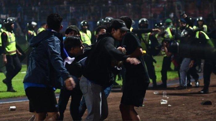 Laga Arema vs Persebaya di Stadion Kanjuruhan Malang, Sabtu (1/10/2022) berujung ricuh dan menyebabkan ratusan orang tewas.
