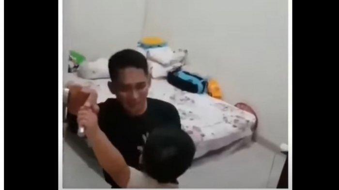 Letnan Satu (Lettu) Imam Adi bersama sang anak sebelum bertugas di kapal selam KRI Nanggala 402
