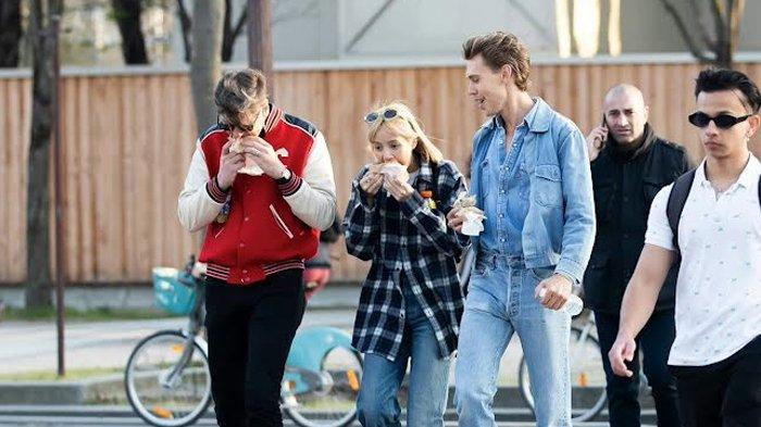 Lisa BLACKPINK jalan bareng Austin Butler dan Peter Utz di Paris.