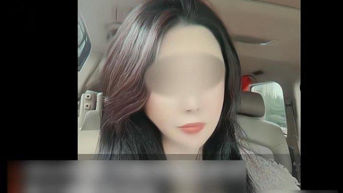 Liu (41), mantan istri Hou, yang dibiayai hidupnya hingga miliaran karena Hou mengira Liu melahirkan anaknya. Setelah tes DNA, Hou menemukan kenyataan menyakitkan (Eva.vn)