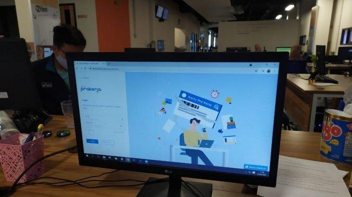Seorang warga mengakses situs resmi Kartu Prakerja. Login lewat situs www.prakerja.go.id untuk mendaftar Kartu Prakerja gelombang 16. Kuota yang disediakan hanya 300 ribu. Simak tips lolos seleksi Kartu Prakerja.