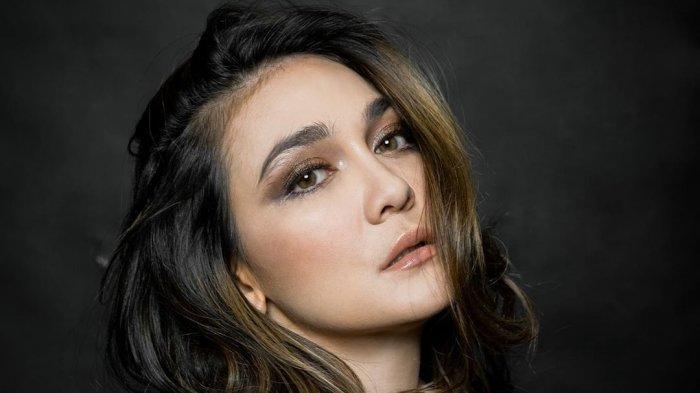 Pesona kecantikan Luna Maya