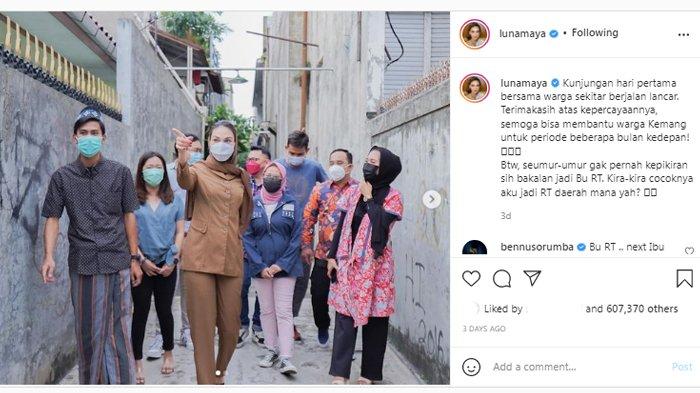 Luna Maya saat blusukan bersama warga.