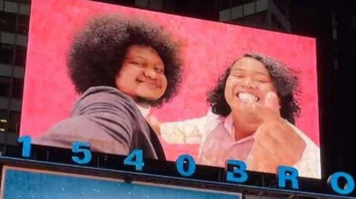 Marshel Widianto dan Babe Cabiita di billboard Times Square.