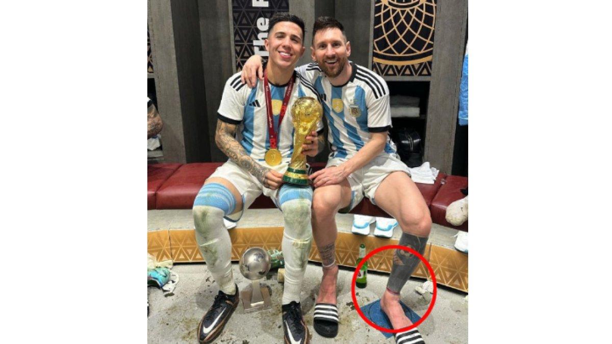 Messi pakai tali merah di kaki